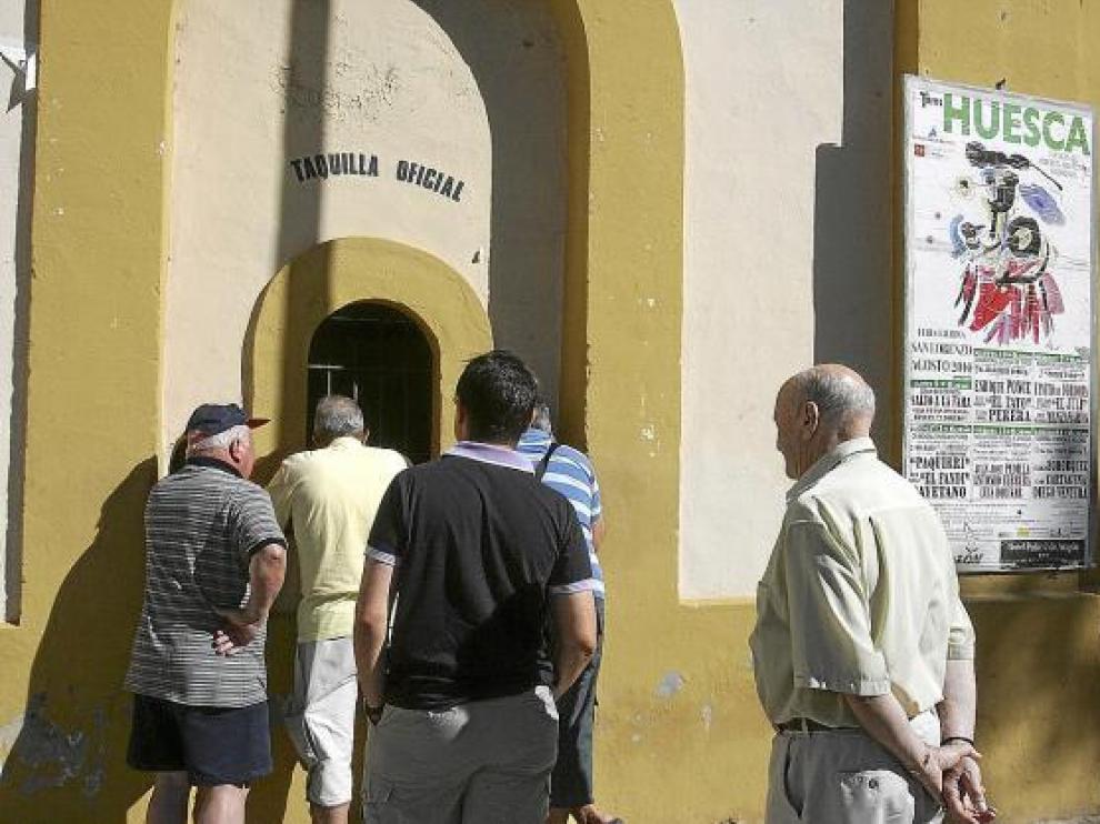 Aficionados taurinos comprando localidades para la Feria del Toro en la plaza de Huesca.