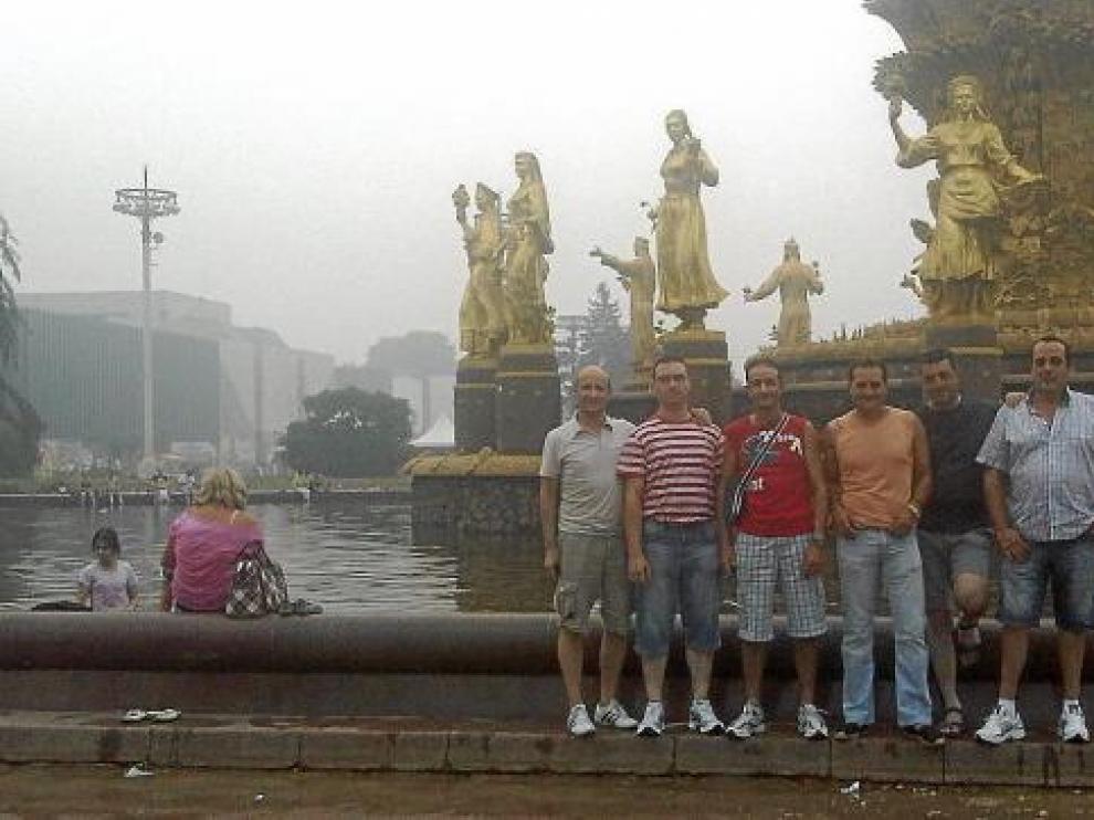 Carlos Gimeno (izquierda) con sus cinco amigos de Paniza, ayer junto a una fuente en Moscú.