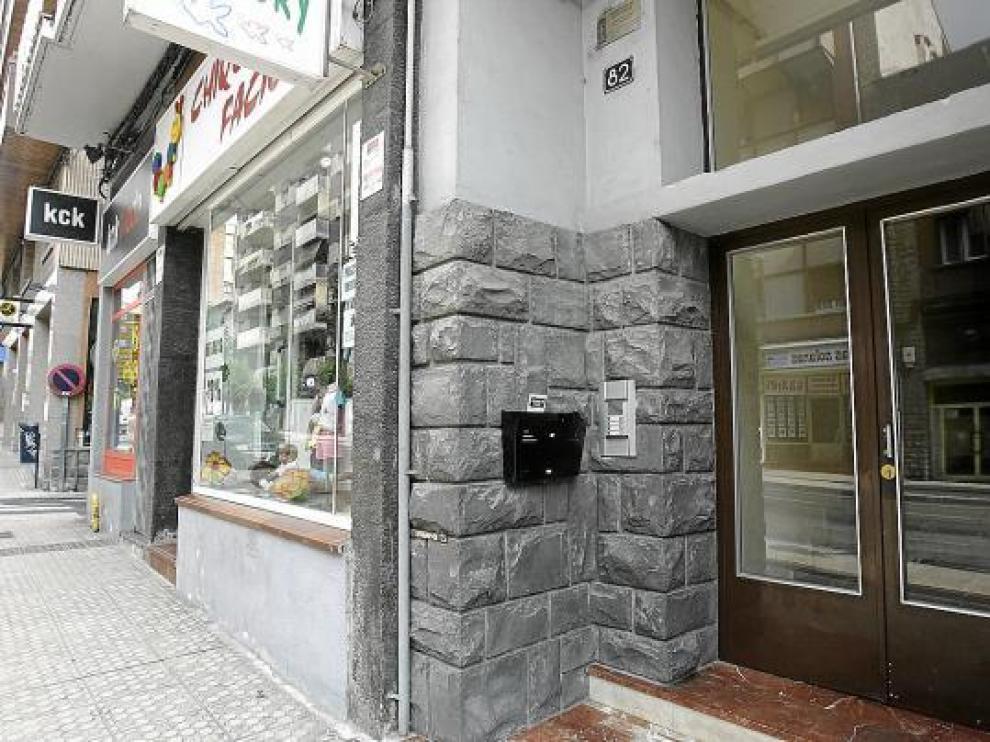 El portal de la calle de Serrablo, en Sabiñánigo, donde residía la mujer.