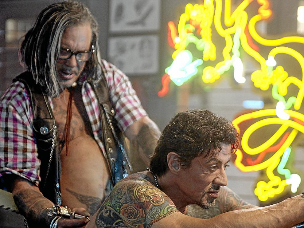 Mickey Rourke y Sylvester Stallone en la película 'Los mercenarios'