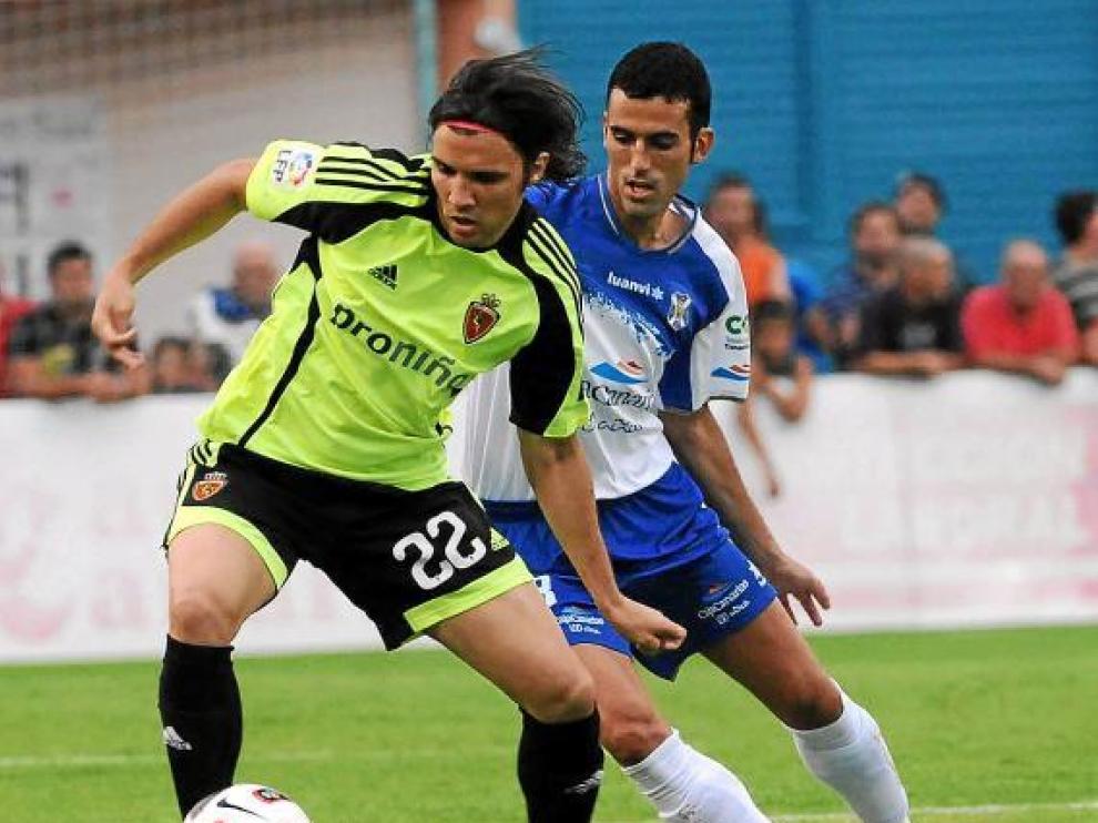 Bertolo, que debutó ayer con el Real Zaragoza, controla el balón.