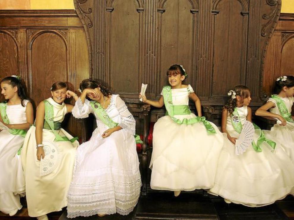 Las mairalesas infantiles también echaron mano del abanico para sobrellevar el calor en la Sala del Justicia.