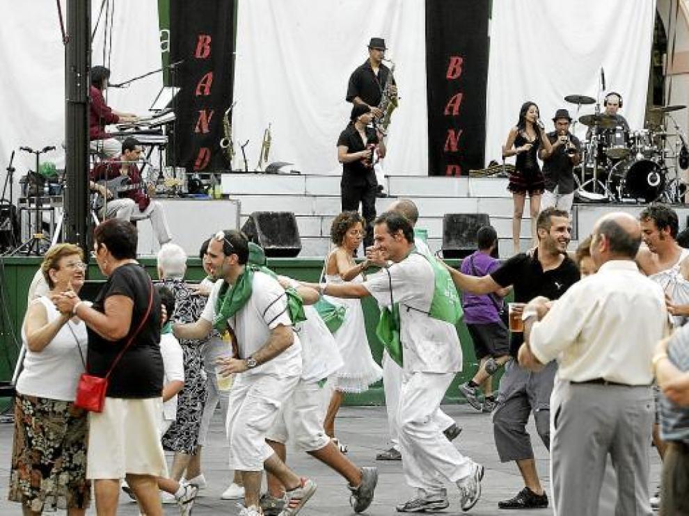 La verbena de ayer por la tarde hizo bailar a muchos oscenses en la plaza de López Allué.
