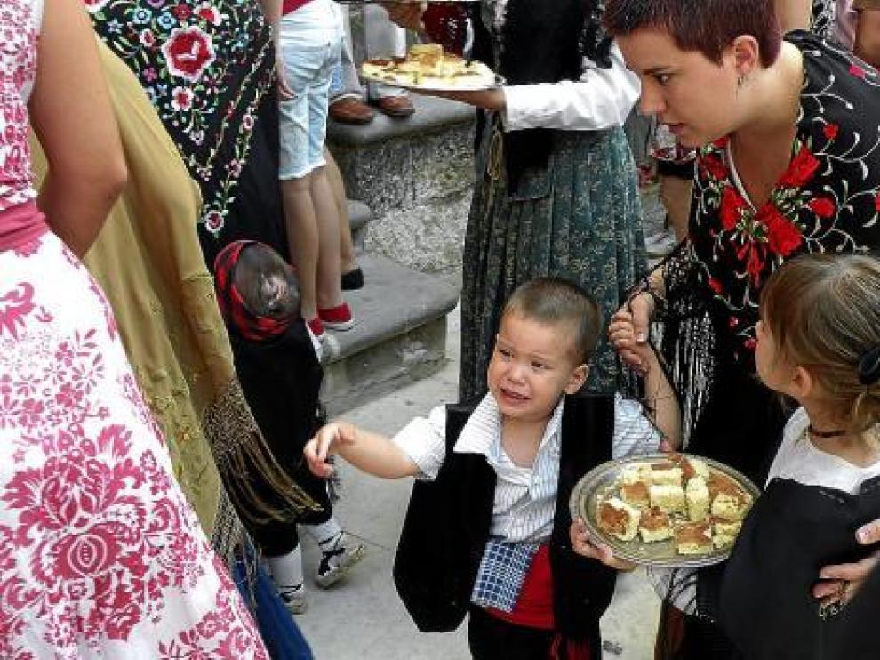 El colorido de los trajes baturros puso la nota tradicional a la procesión de San Rafael.