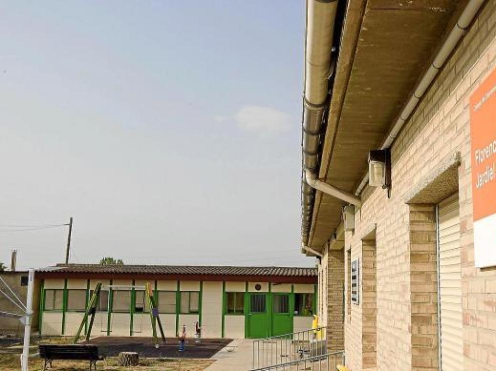 Los módulos (al fondo) se encuentran pegados al colegio, construido de ladrillo.