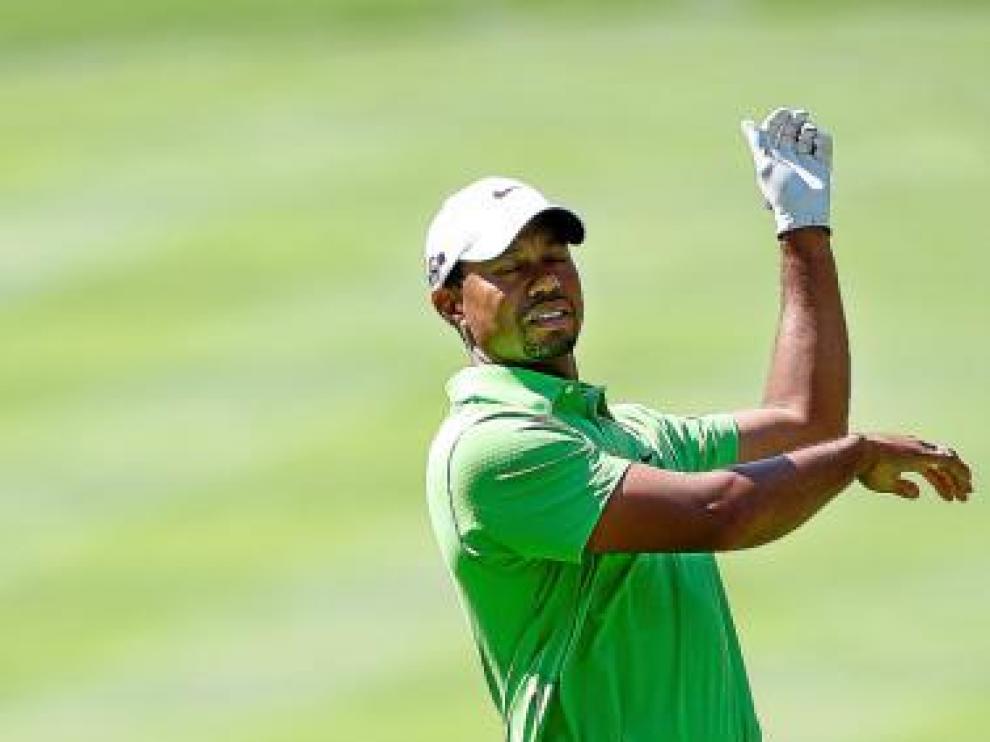 Woods falla un 'approach' en el hoyo 18 de Akron.