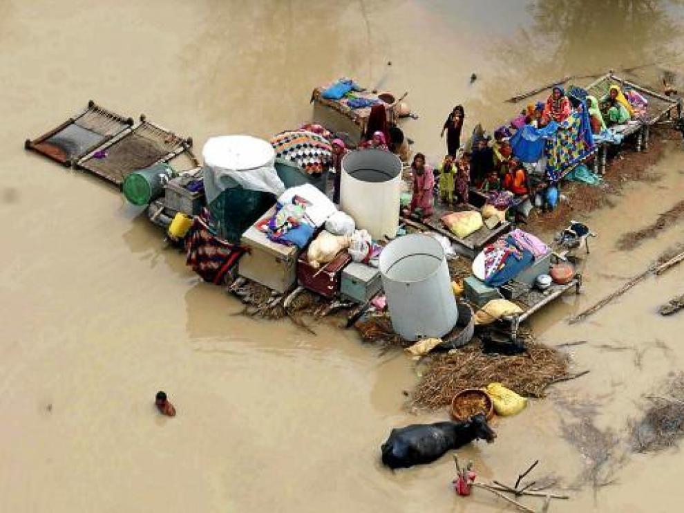 Varios supervivientes pakistaníes esperan ser rescatados, ayer cerca de Muzaffargarh.