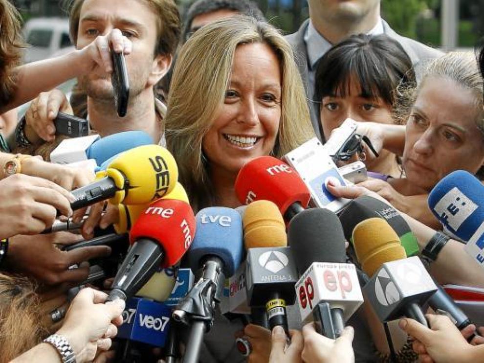 Jiménez, rodeada de periodistas, ayer ante la sede del Ministerio de Sanidad.