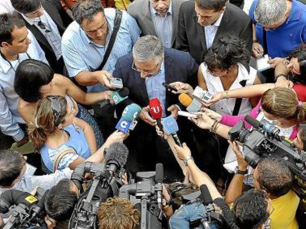 José Blanco, el sábado rodeado de periodistas.