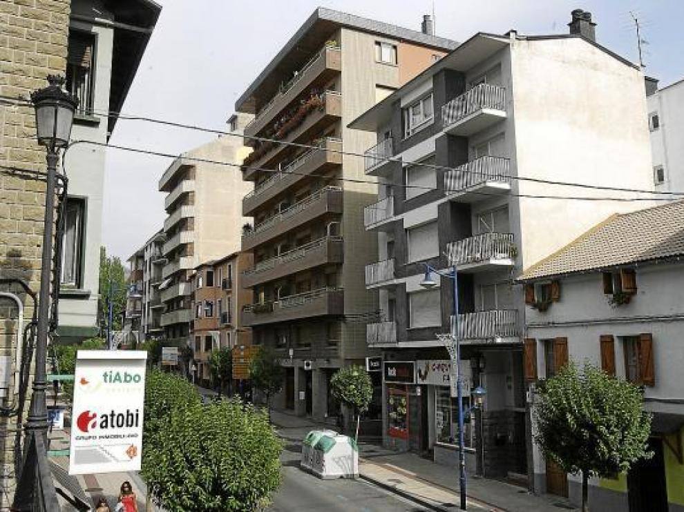 El edificio donde vivía la víctima (de color gris y con 4 alturas) está en la calle principal de Sabiñánigo.
