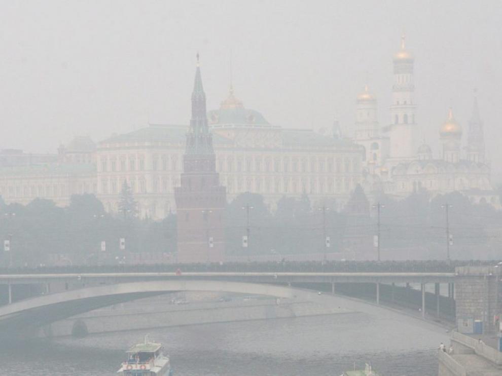 La ciudad de Moscú bajo la niebla causada por el humo de los incendios