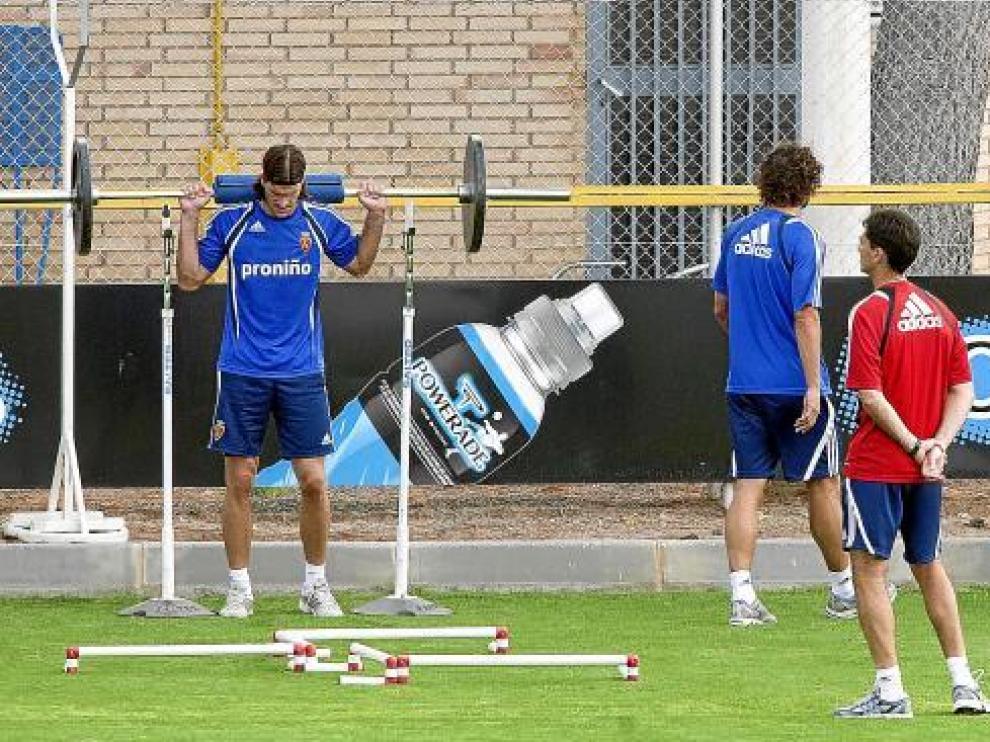 Gay supervisa los ejercicios de fuerza de Leo Franco y Kevin Lacruz en el entrenamiento de ayer.