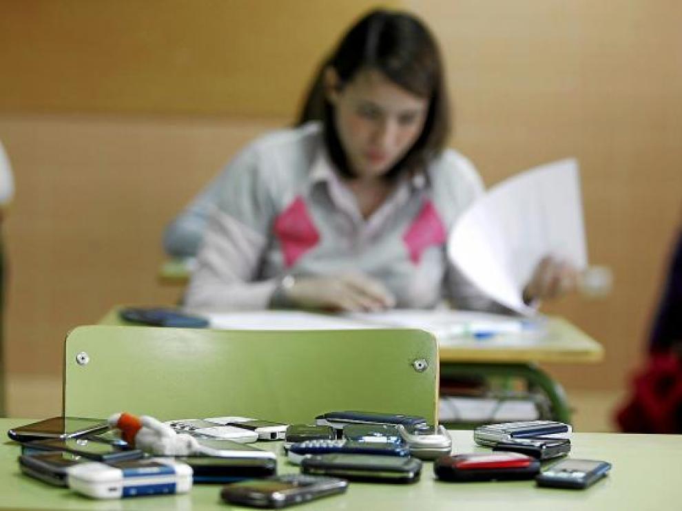 Algunos profesores piden a sus alumnos que dejen los móviles a la vista durante los exámenes.