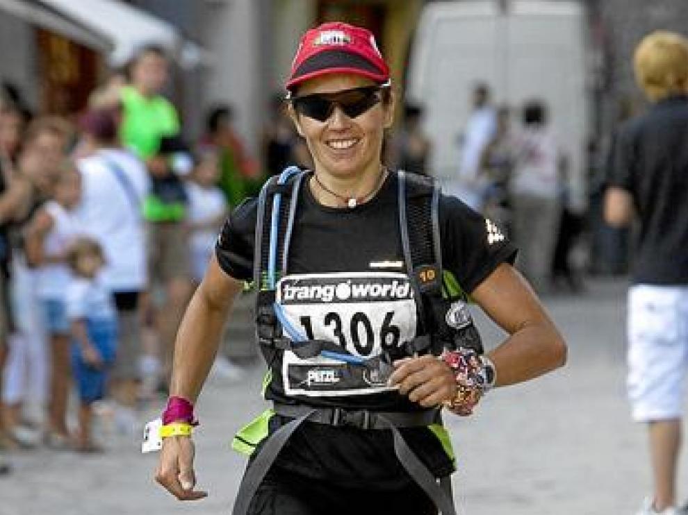 Isabel Sanjuán, feliz, entrando en la meta del Maratón edl Aneto.