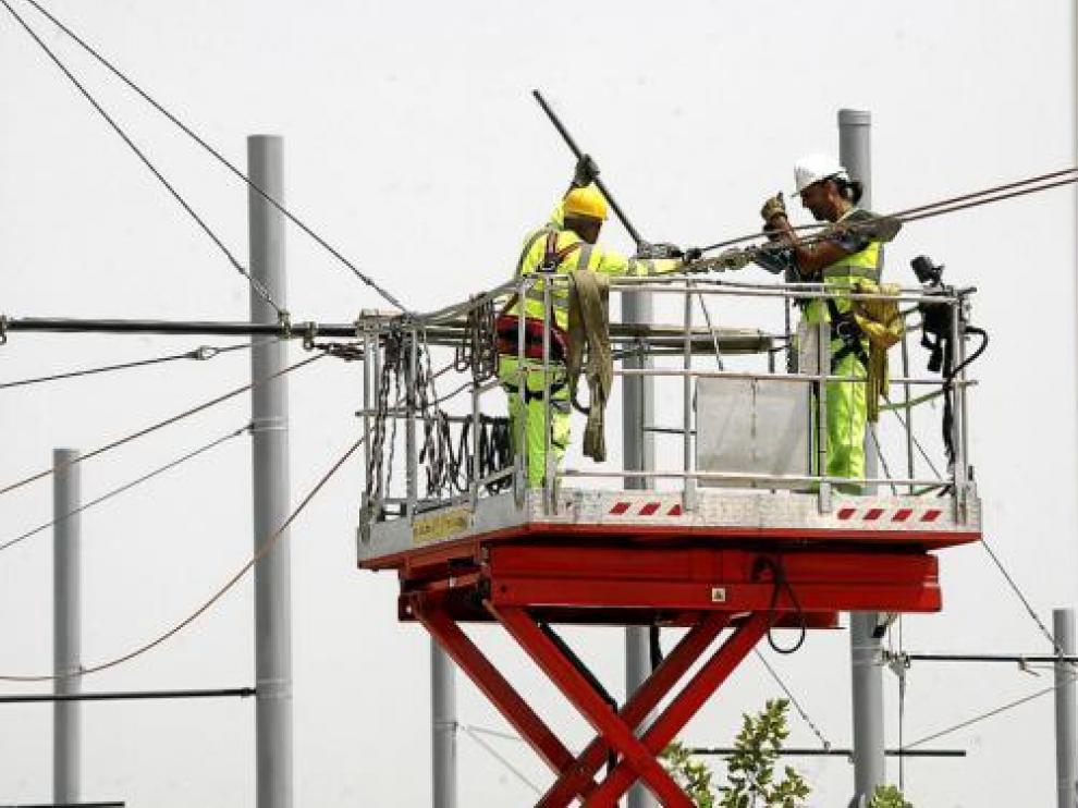 El tendido eléctrico del tranvía comienza a montarse en Valdespartera