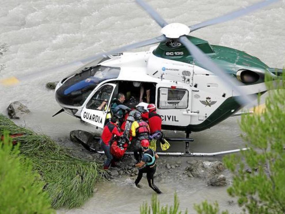 Momento en el que el cuerpo de la fallecida era evacuado en un helicóptero de la Guardia Civil.