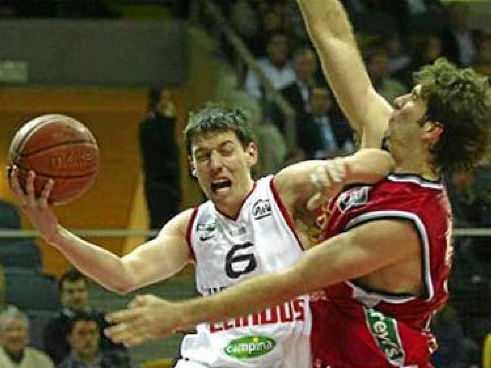 Van Rossom, además de dirigir, pelea.