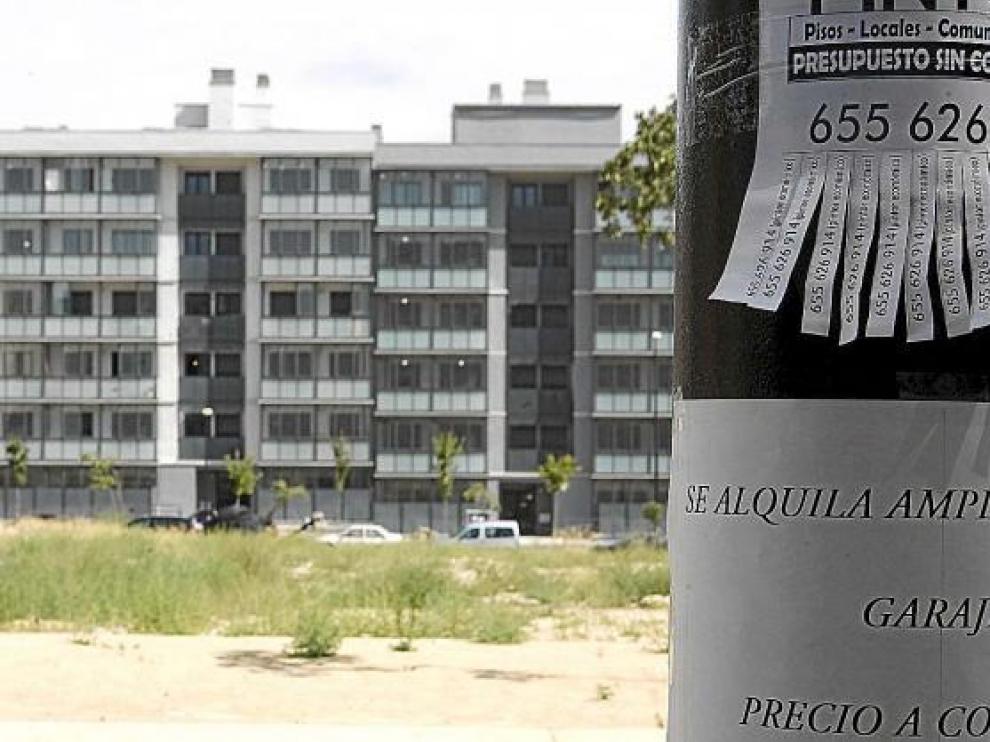 Anuncios de venta y alquiler de pisos en el barrio de Valdespartera, en septiembre de 2009.