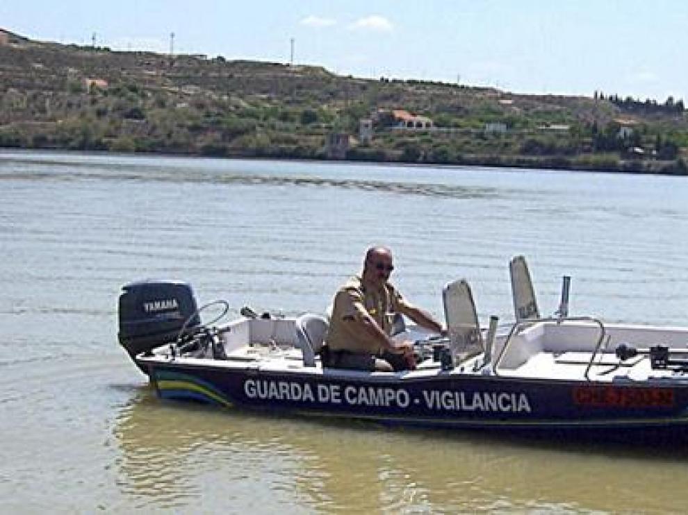 El guarda de campo José Grota, con su lancha, en el embalse de Ribarroja.