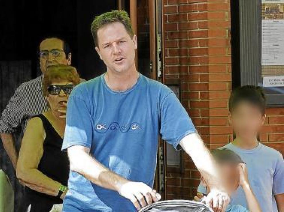 Clegg, junto a sus tres hijos, ayer en Olmedo.