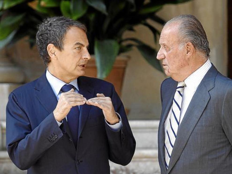 Rodríguez Zapatero charla con don Juan Carlos, ayer, tras su reunión en el palacio de Marivent.