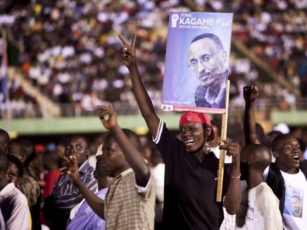 Un simpatizante de Kagame celebra su victoria en las elecciones.