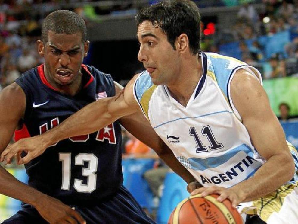 Quinteros, con Argentina, ante el estadounidense Chris Paul.