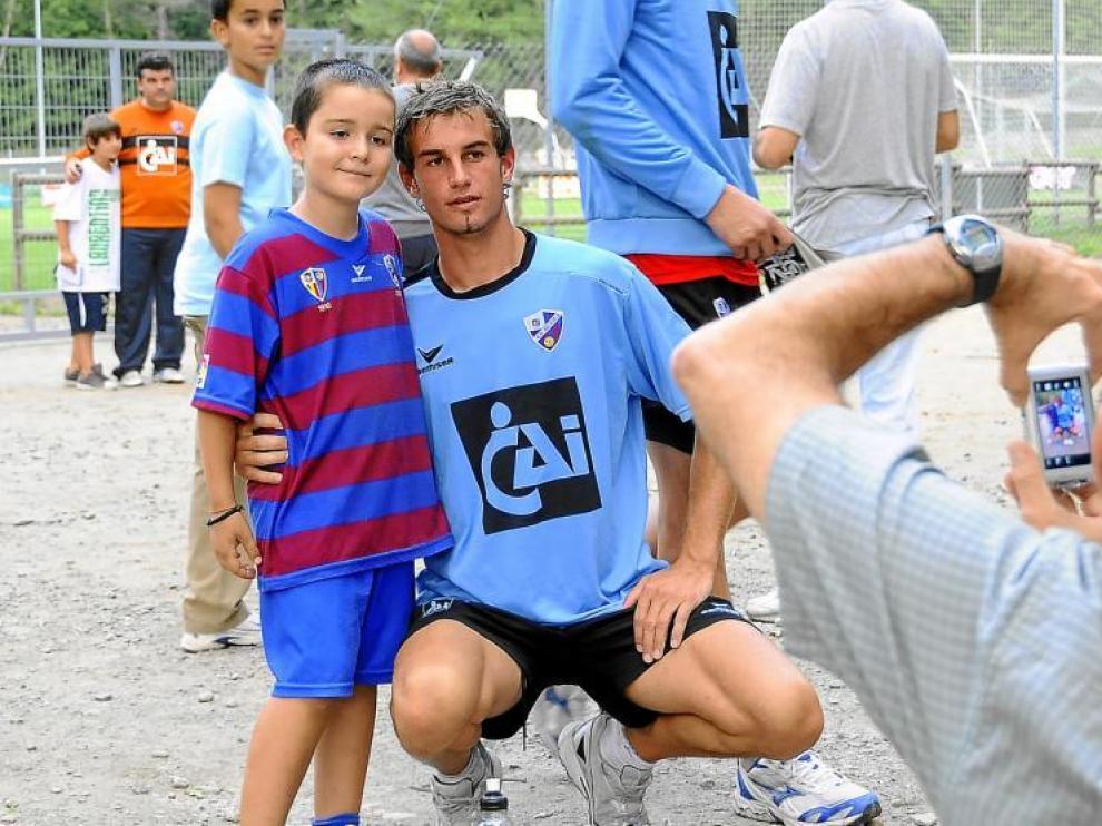 Valentino se fotografía con un joven seguidor azulgrana en la concentración del equipo en Benasque.