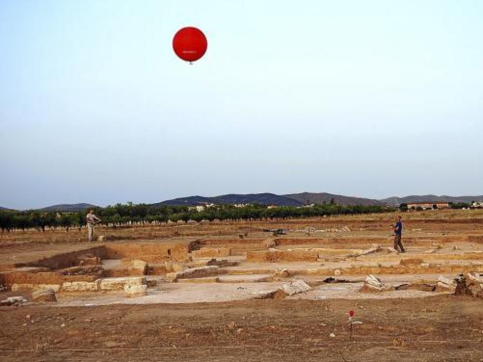 Los topógrafos manejan el globo aerostático teledirigido, ayer en Valdeherrera.