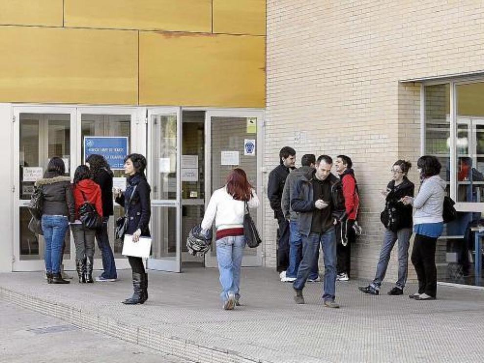 Jovenes estudiantes, a las puertas de un centro universitario, en Zaragoza.