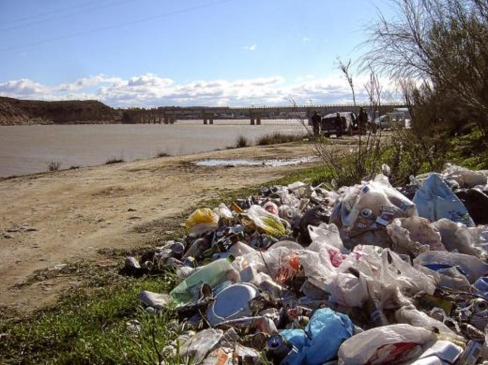 La falta de vigilancia y de limpieza hace que en las orillas del Mar de Aragón se acumule la basura.