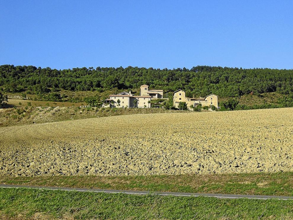 Vista del señorío de Adériz y al fondo, en el arbolado, el de Náguiz, donde se ubicaría la cartuja.