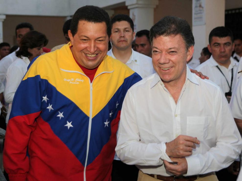 El presidente de Colombia, Juan Manuel Santos, y de Venezuela, Hugo Chávez,