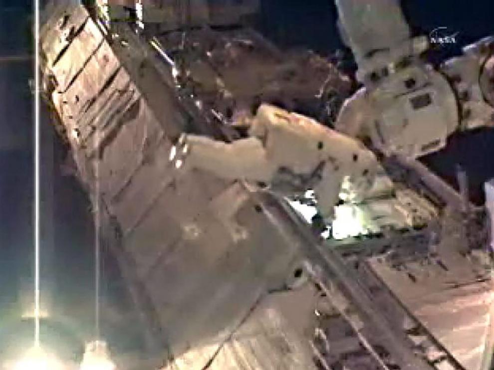 Los astronautas en su segunda caminata espacial