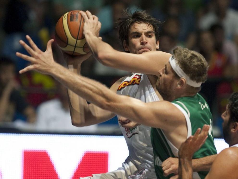 San Emeterio con el balón.