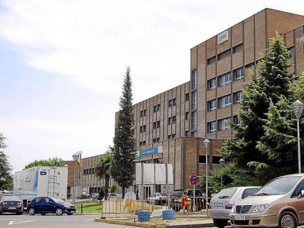 Fachada del Hospital de Barbastro donde trabajan los traumatólogos sin homologar.