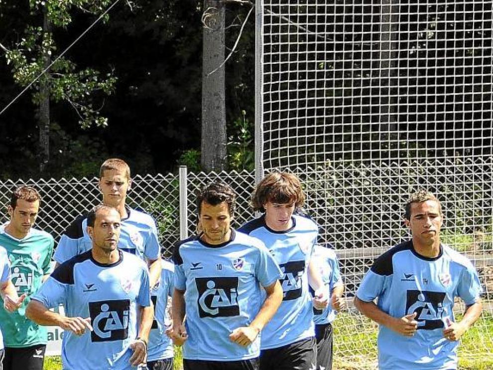 Robert -en el centro- trabajó ayer a un ritmo inferior por culpa de un golpe en la pierna.