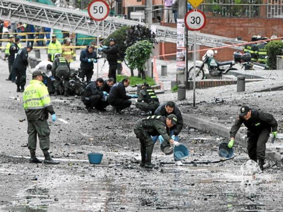 Miembros del cuerpo de antiexplosivos de la Policía examinan el lugar del atentado, ayer.