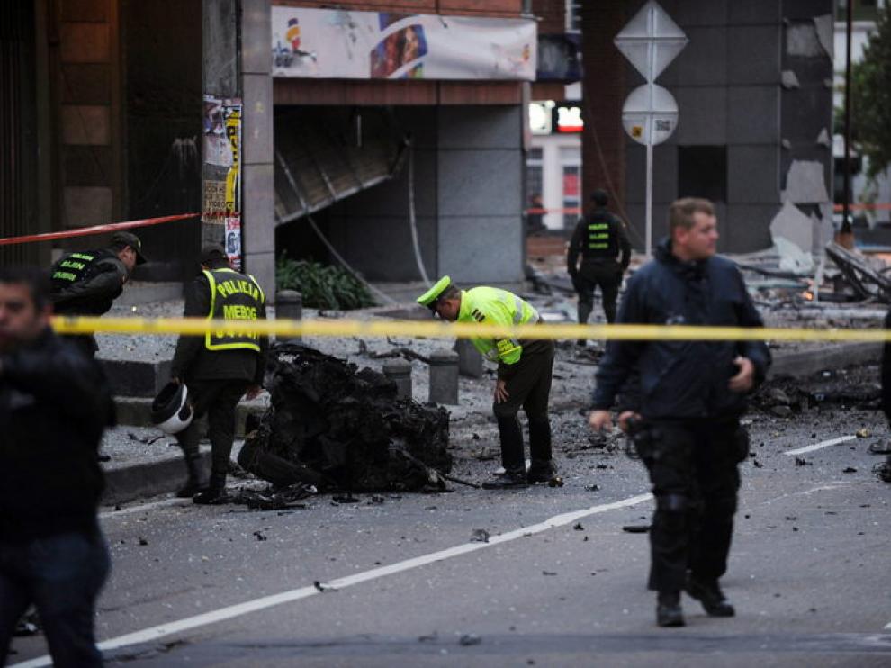 Los servicios de emergencia en el lugar de la explosión del coche bomba en Bogotá.