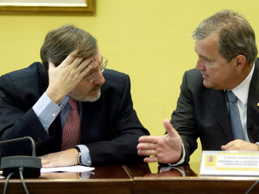 secretario de Estado para el Deporte, Jaime Lissavetzky (i), charla con Gerardo González, presidente de la Asociación de Futbolistas Españoles