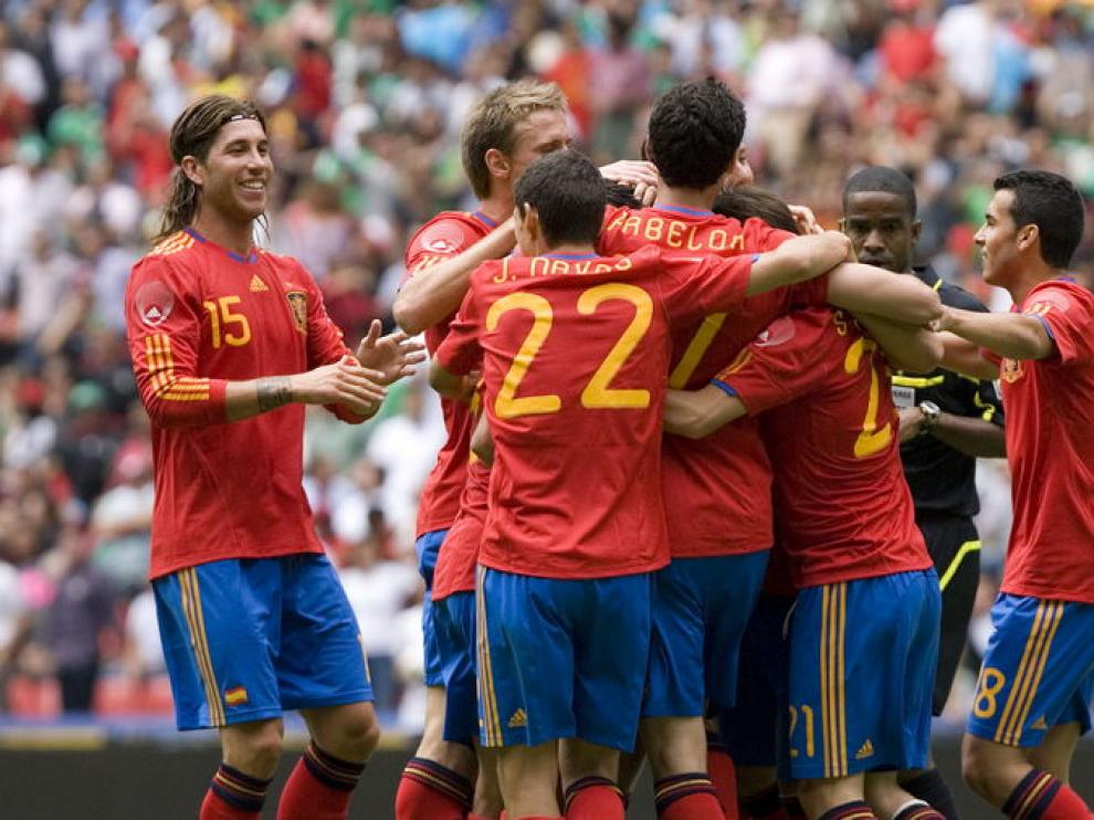 Los jugadores de la selección celebran el gol de Silva en el descuento del partido ante México.