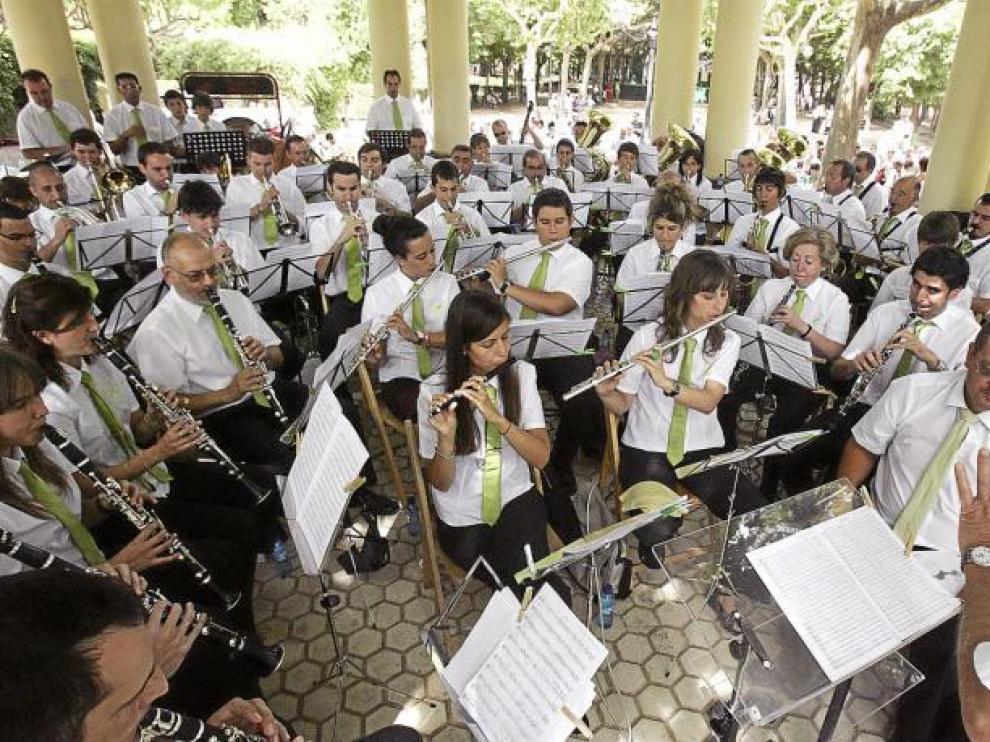 La Banda de Música, durante su actuación de ayer, en el quiosco del parque.