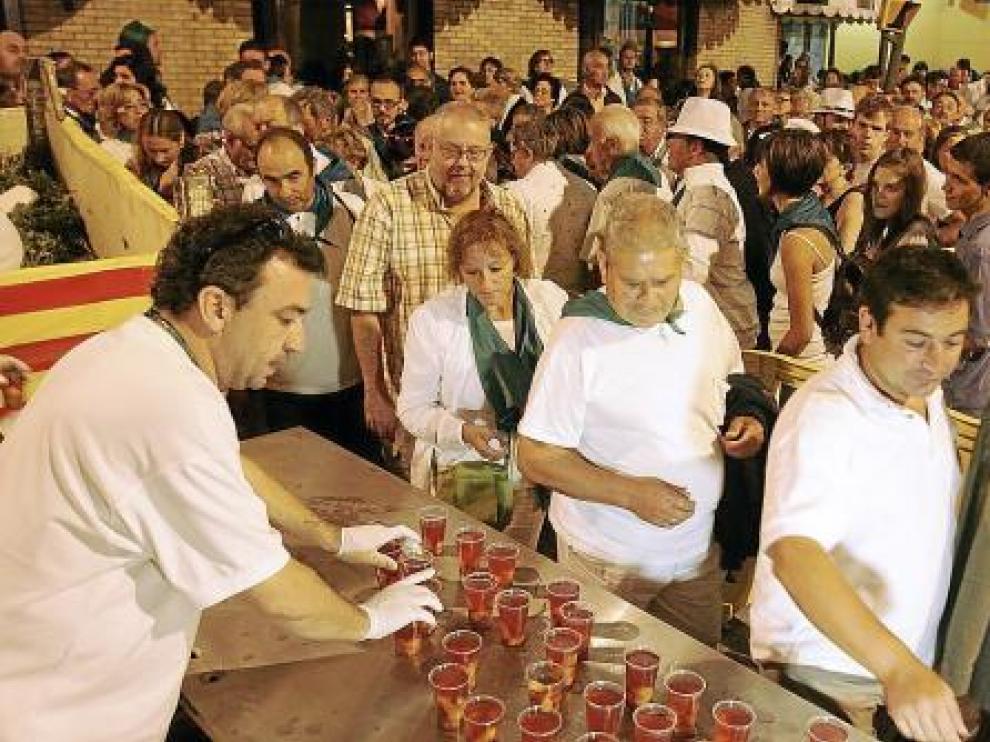 Os Mainates repartieron más de 2.500 vasos de melocotón con vino en el centro de Huesca.