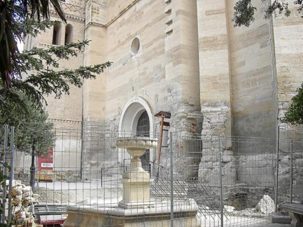 Vista de la entrada principal a la iglesia de Nuestra Señora de la Asunción.