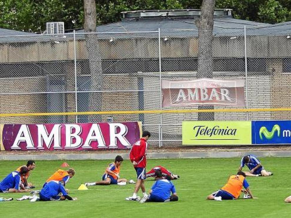 Los jugadores del Real Zaragoza, durante los estiramientos del final del entrenamiento de ayer en la Ciudad Deportiva.