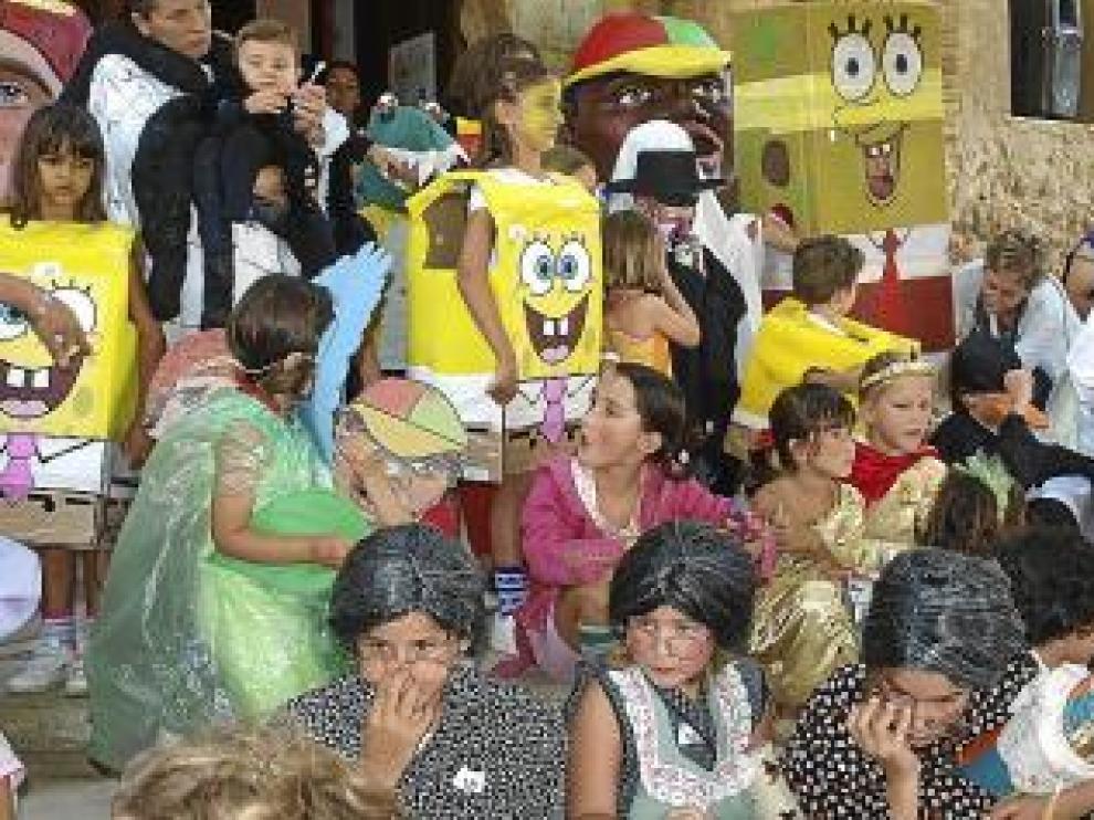 Niños en un concurso de disfraces.