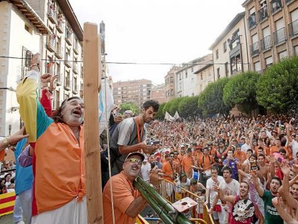 Momento en el que Isabelino Agudo Gómez prende el cohete.