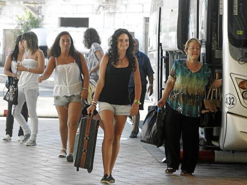 La estación de autobuses recibió ayer a muchos visitantes.