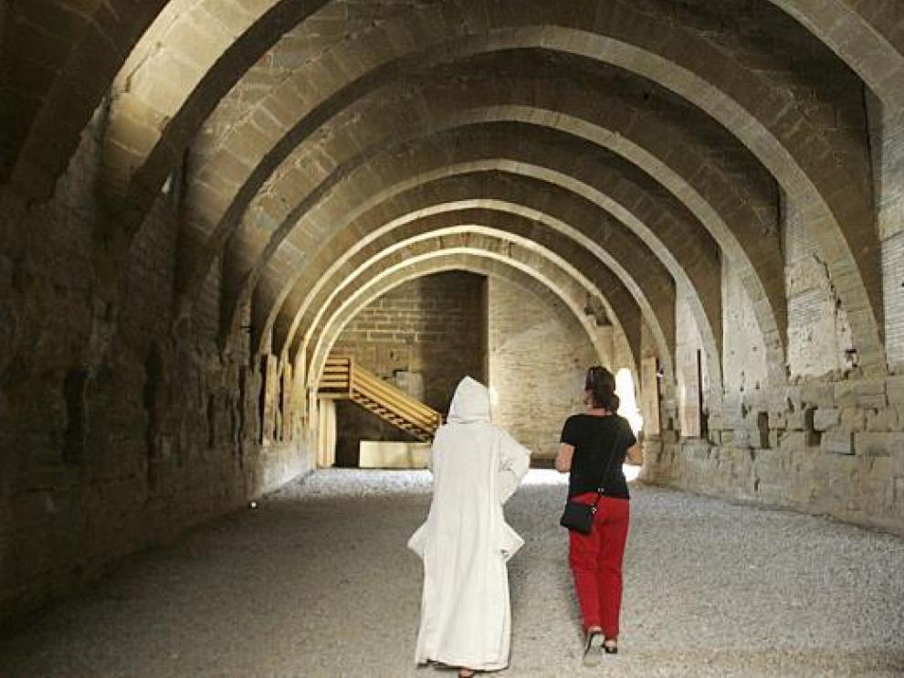 La religiosa que ejerce de guía junto a una visitante en los antiguos dormitorios de las monjas.