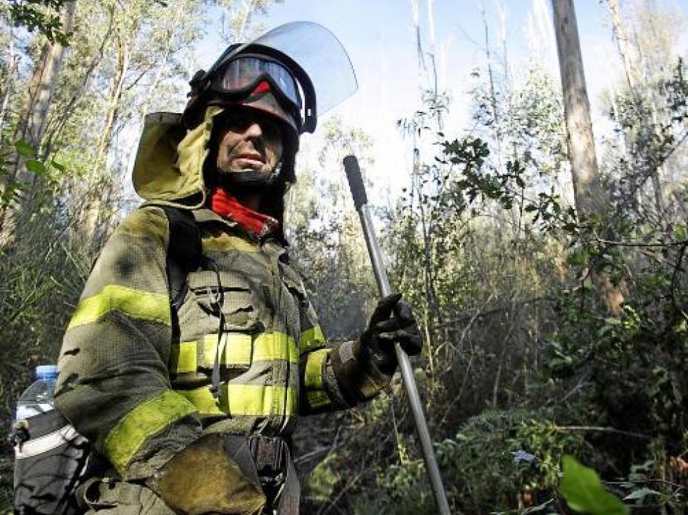 Un brigadista trabaja en la extinción del incendio en el que murieron dos de sus compañeros.